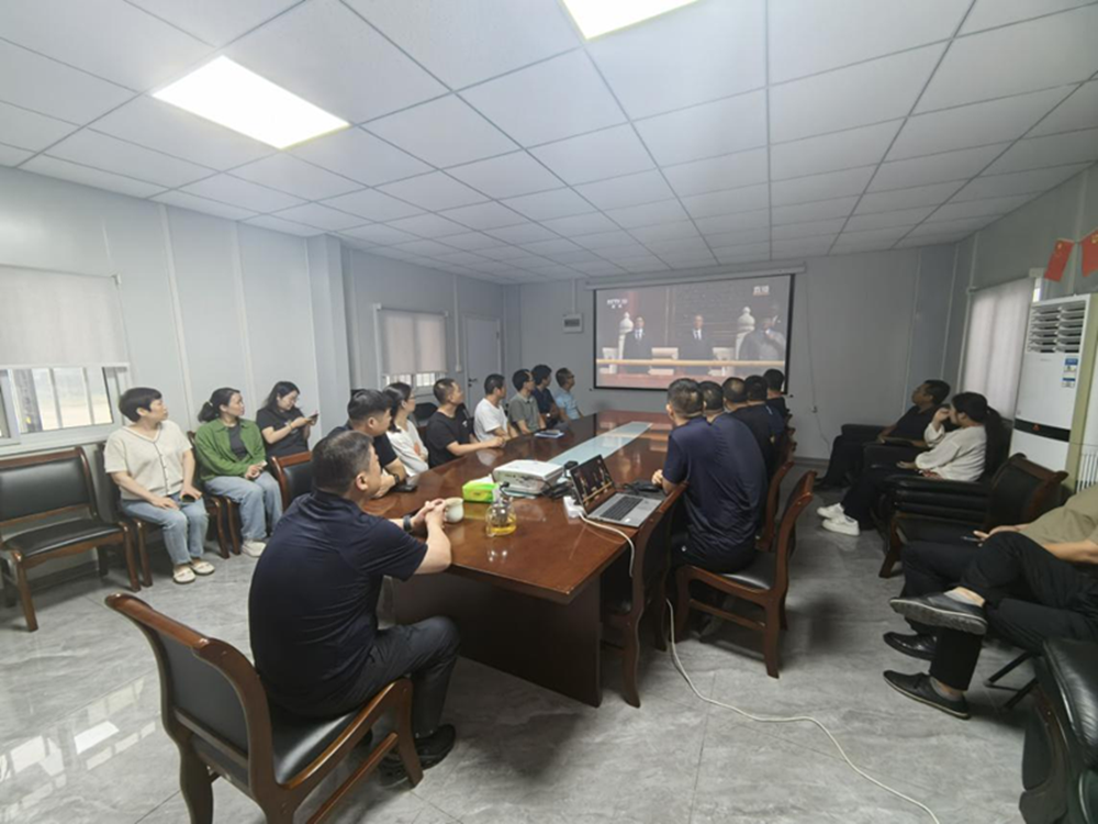 郑州中鼎置业有限公司组织公司全体员工观看阅兵仪式